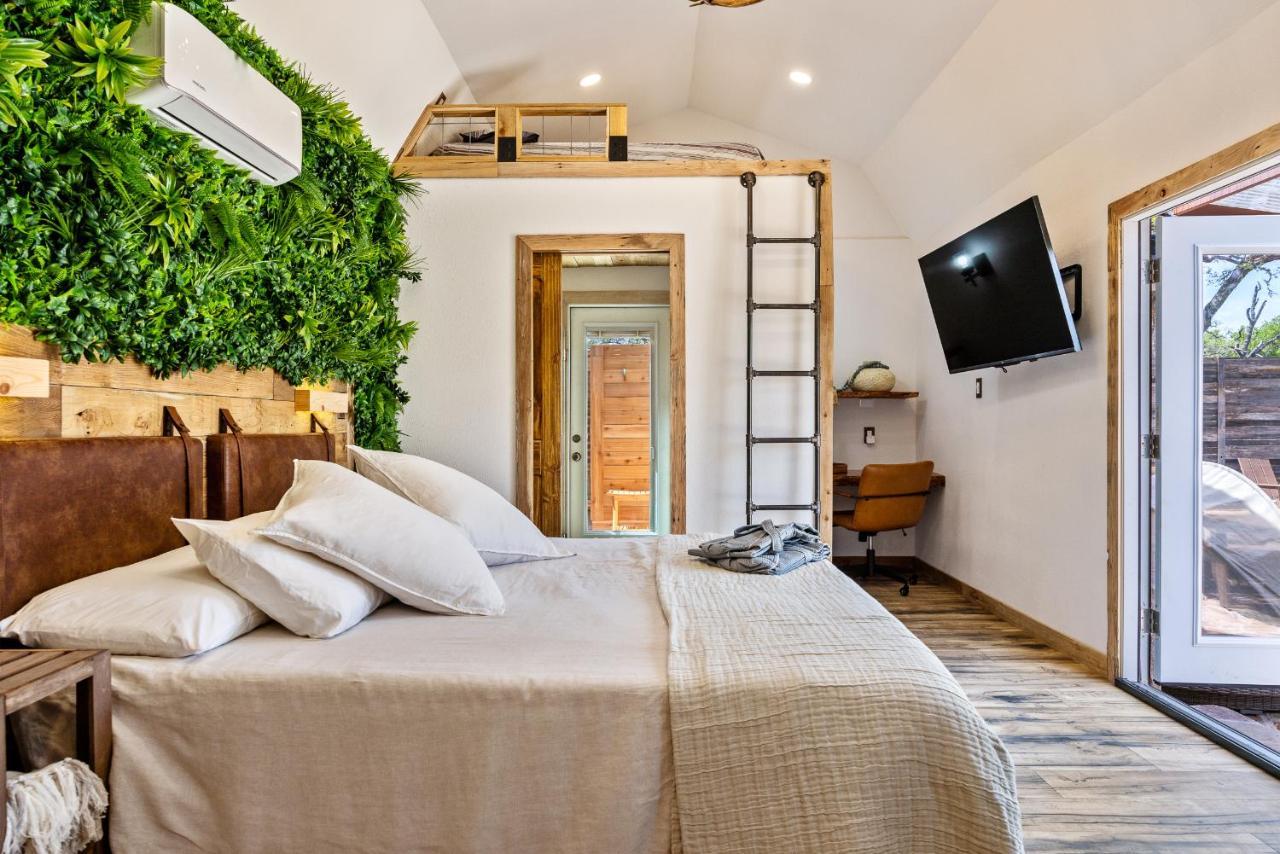 Villa Romantic Tiny Luxury Retreat W Heated Pool, Sauna N Outdoor Shower In 10 Acres