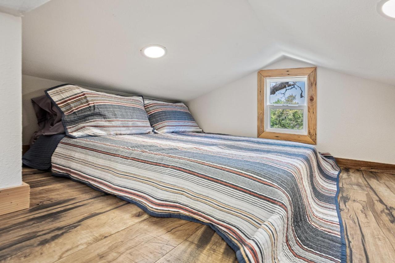 Romantic Tiny Luxury Retreat W Heated Pool, Sauna N Outdoor Shower In 10 Acres * Wimberley